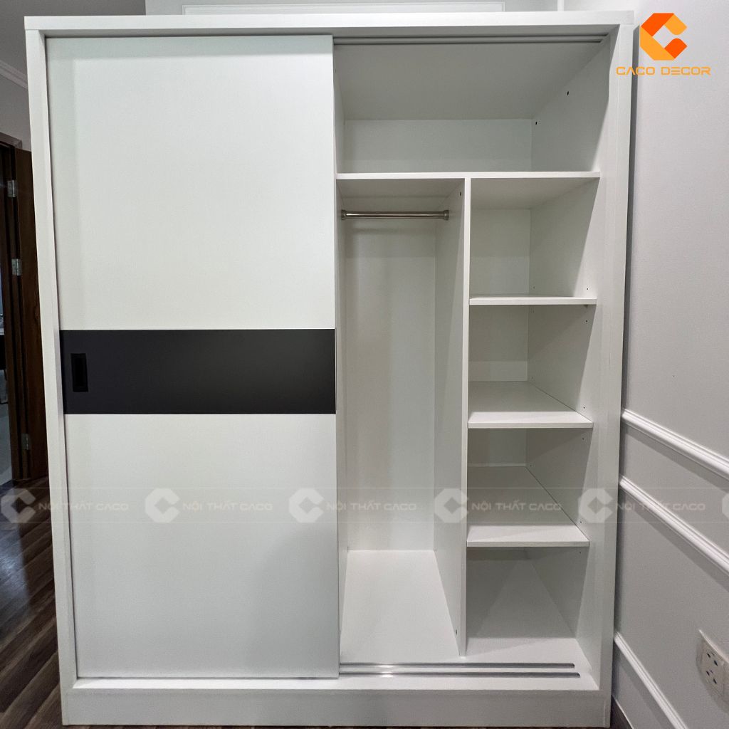 Các khoang kệ tủ áo được bố trí khoa học