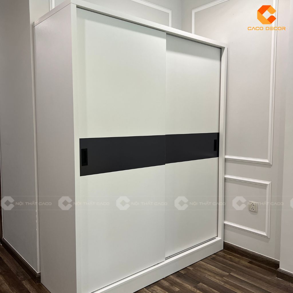 Tủ quần áo cửa lùa màu trắng được chụp tại nhà khách