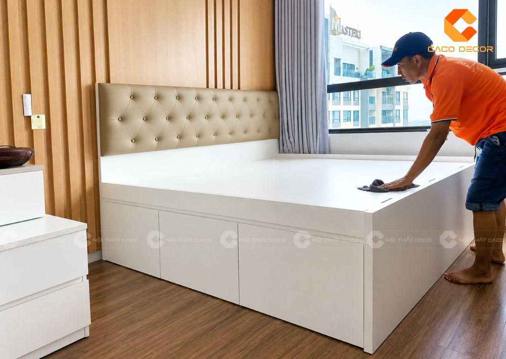 Thợ vệ sinh giường ngủ sau khi lắp đặt