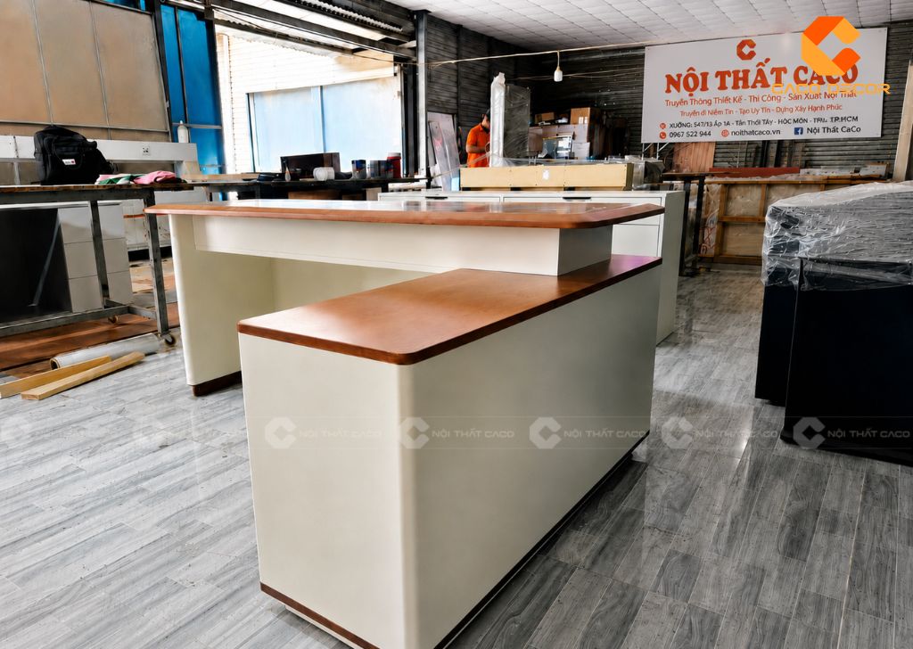 Bàn giám đốc gỗ cao su phối trắng kem hoàn thiện tại xưởng Nội Thất CaCo