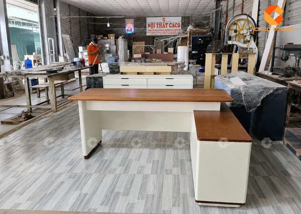 Bàn giám đốc gỗ cao su mặt rộng, thiết kế gọn đẹp cho văn phòng