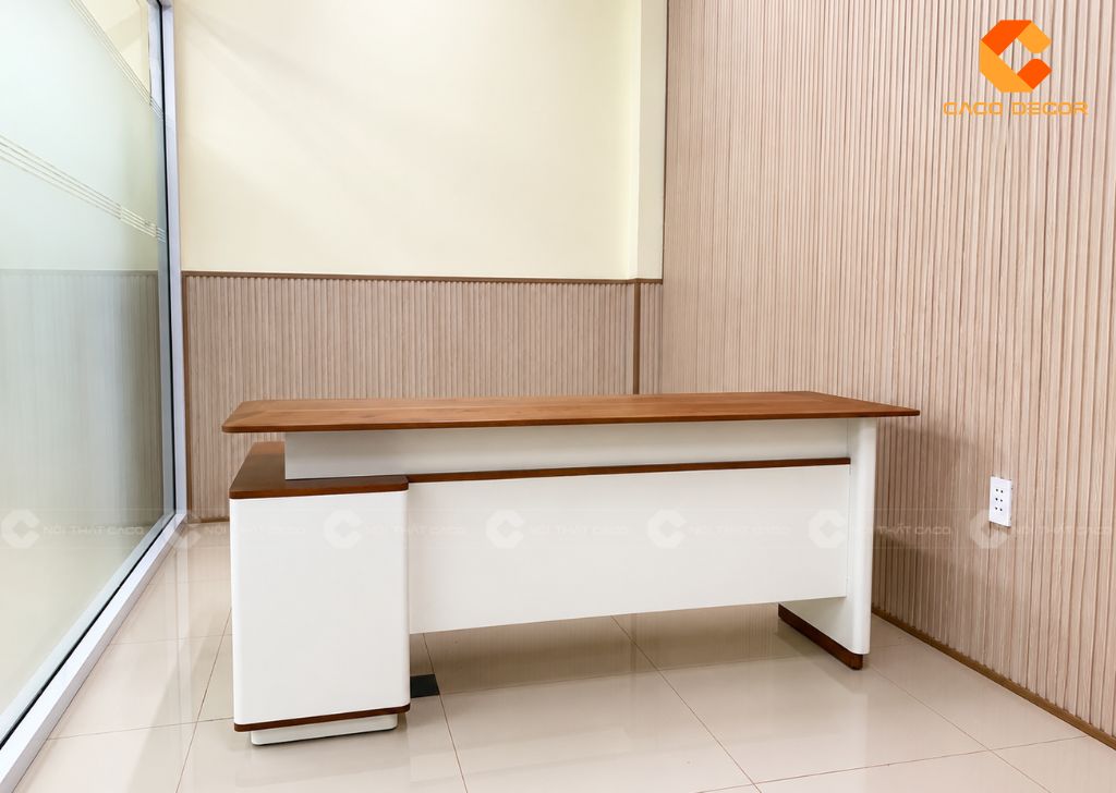Ảnh thực tế bàn giám đốc gỗ cao su tự nhiên tại văn phòng