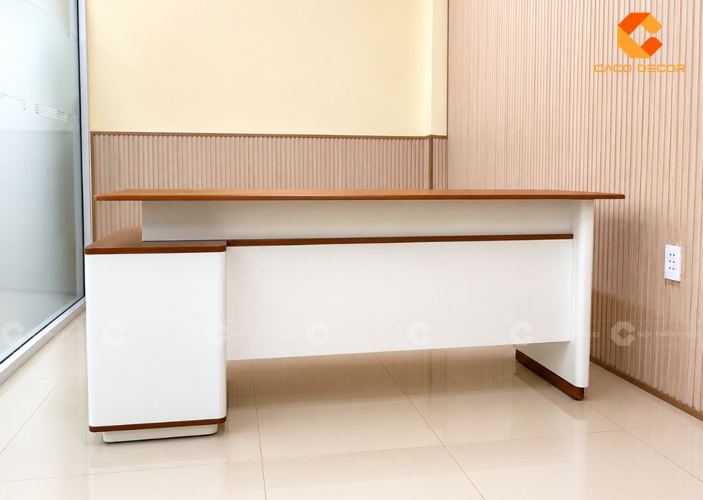 Mẫu bàn giám đốc gỗ cao su hiện đại phối màu nâu vân gỗ và trắng kem