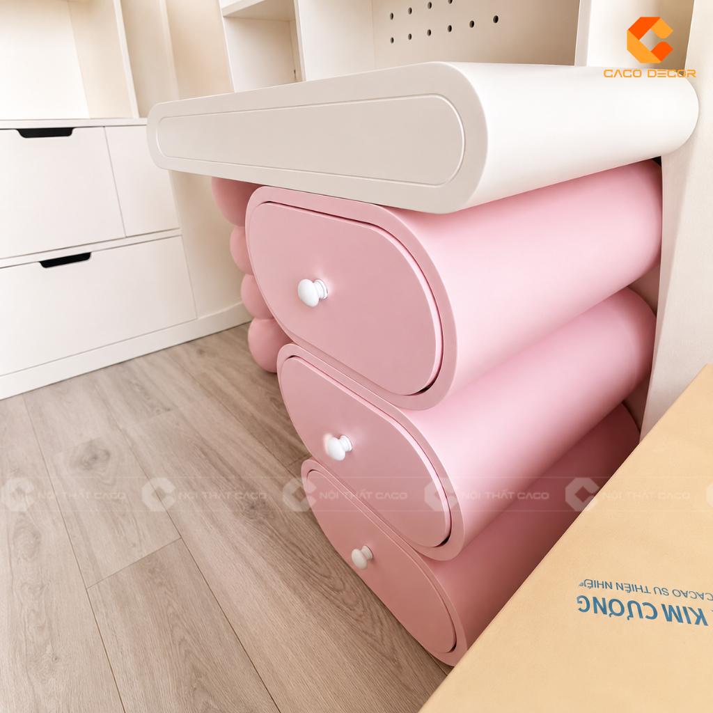Cận cảnh hộc kéo bo cong màu hồng của bàn học trẻ em