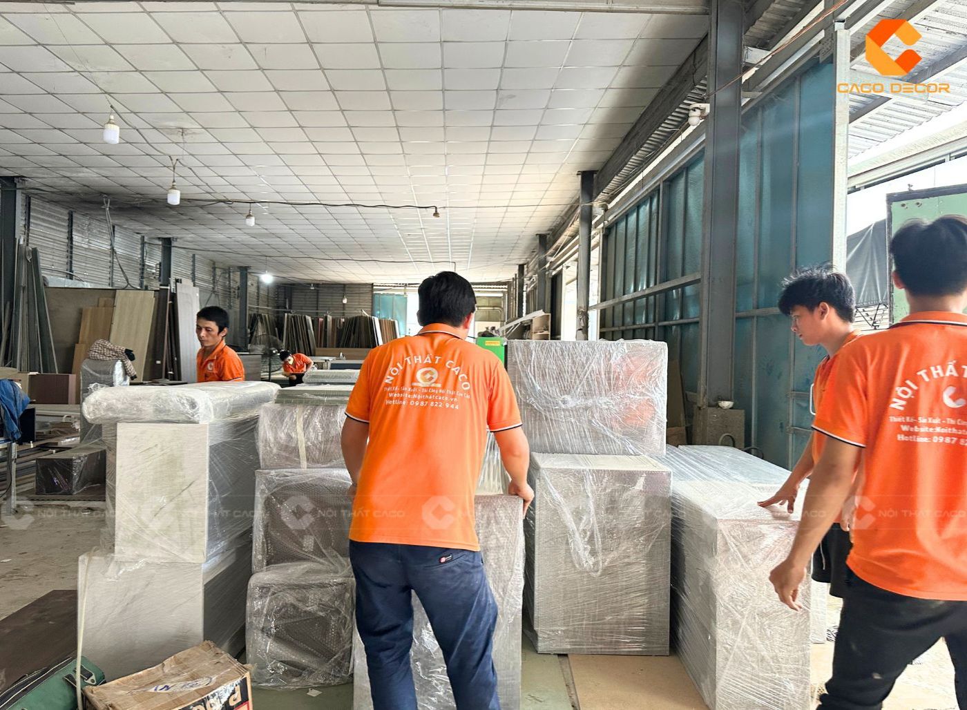 Nhân viên xưởng CaCo vận chuyển hàng giao cho khách