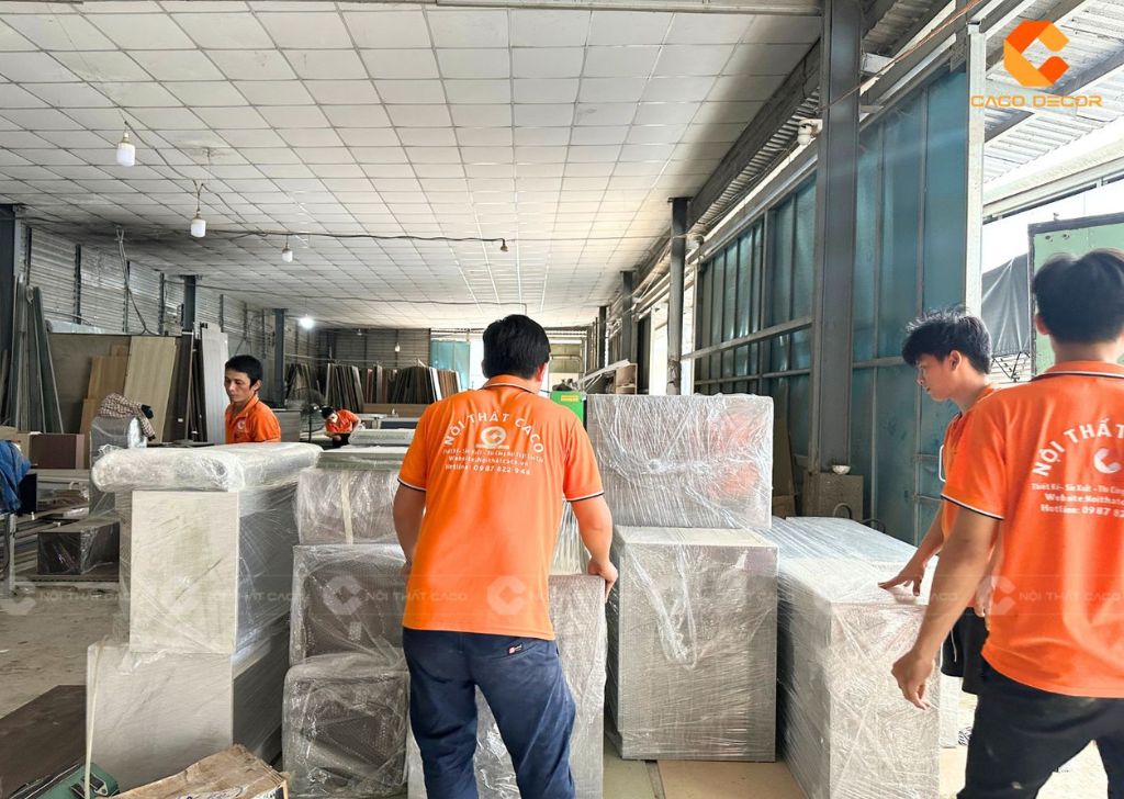 Nhân viên xưởng bóc hàng lên xe