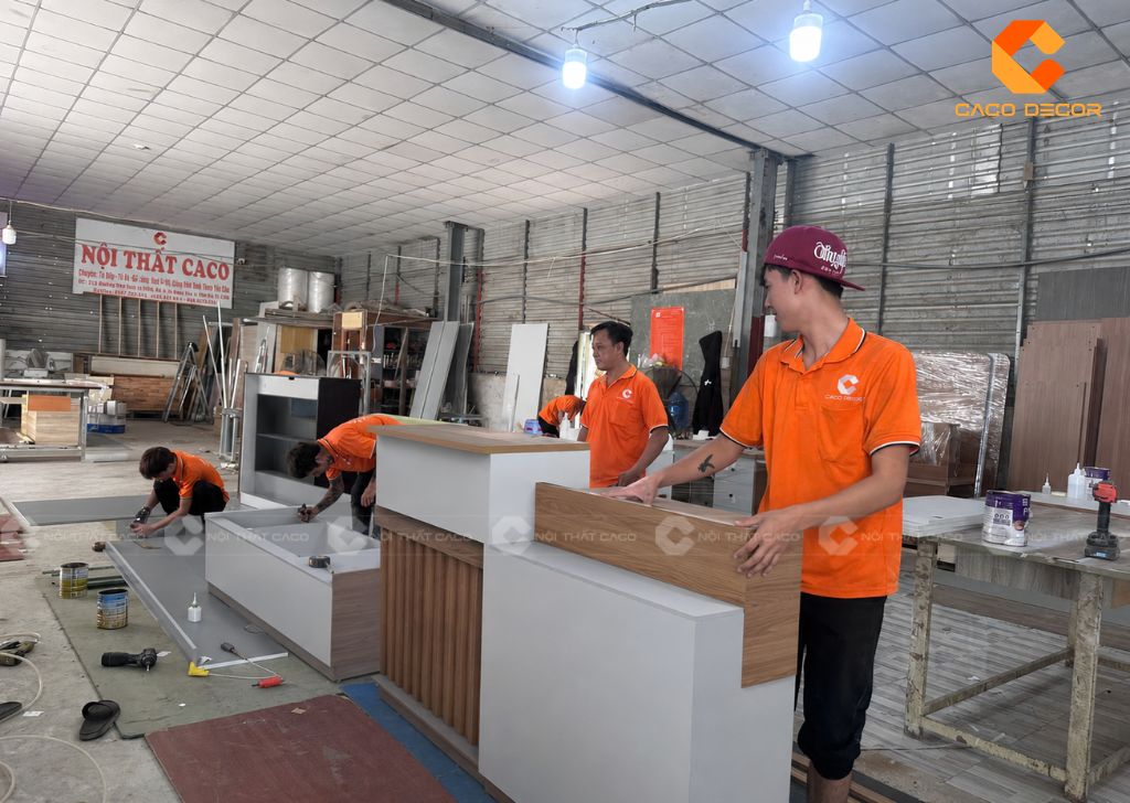 Thợ CaCo đang hoàn thiện quầy lễ tân gỗ tự nhiên tại xưởng