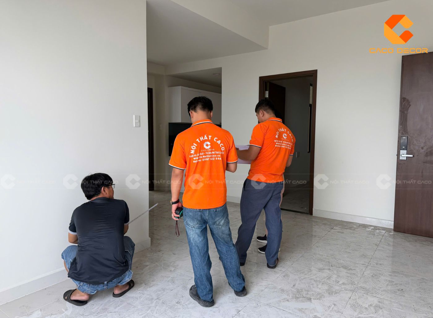 Thợ thi công CaCo đo đạc công trình thực tế