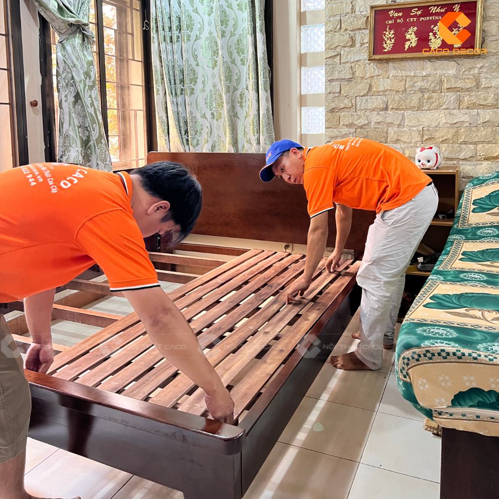 Hình ảnh thợ mộc CaCo thi công giường ngủ tại nhà khách