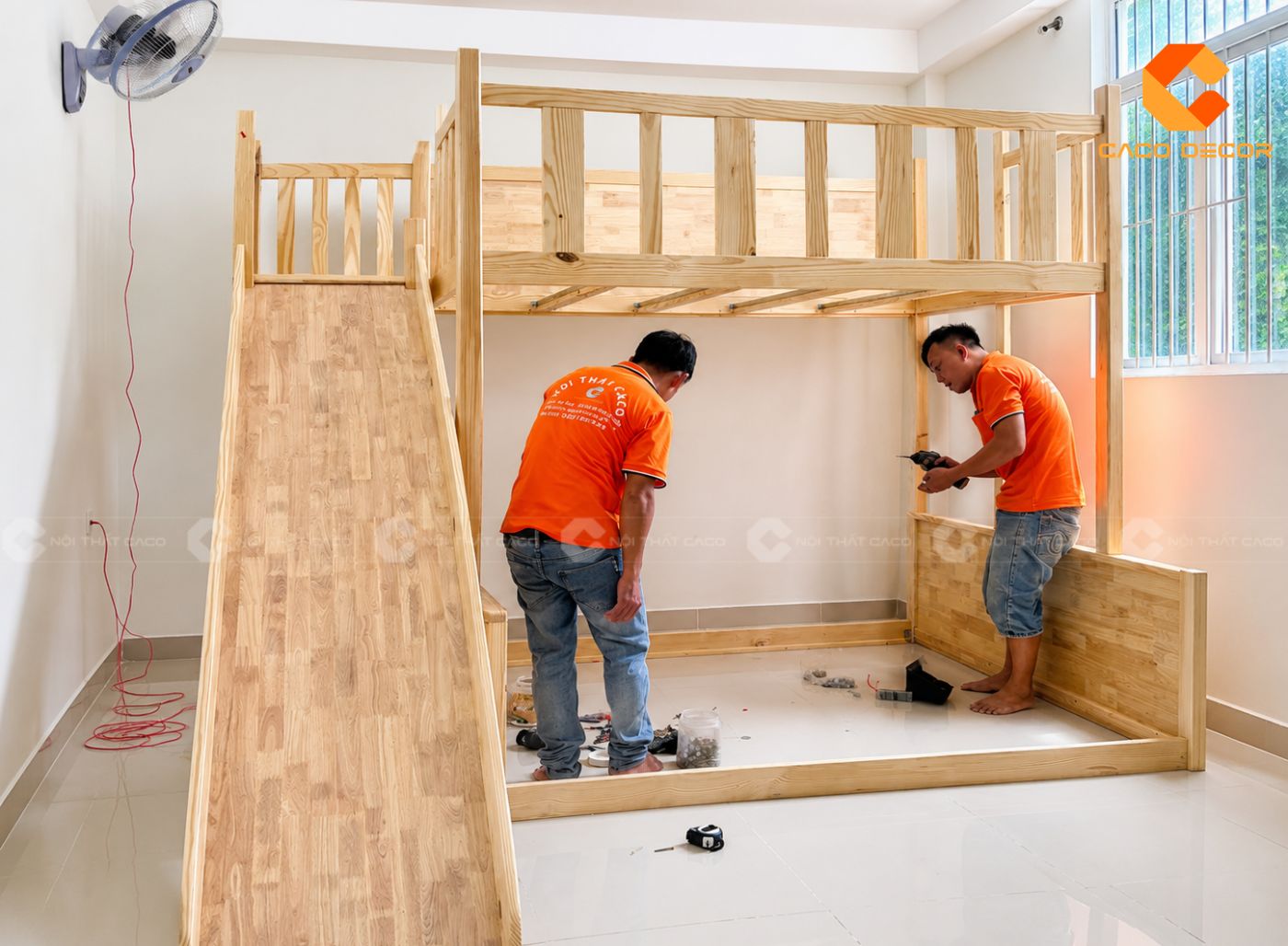 Nhân viên CaCo thi công giường tầng tại nhà khách
