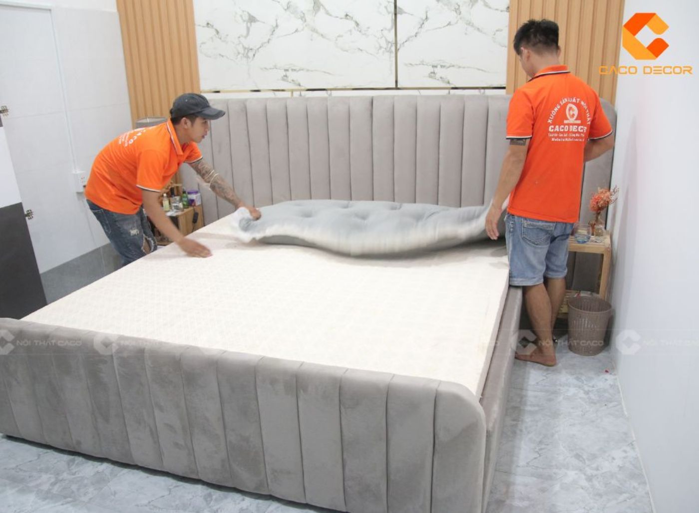 Thợ CaCo lắp đặt giường ngủ bọc nệm cho khách