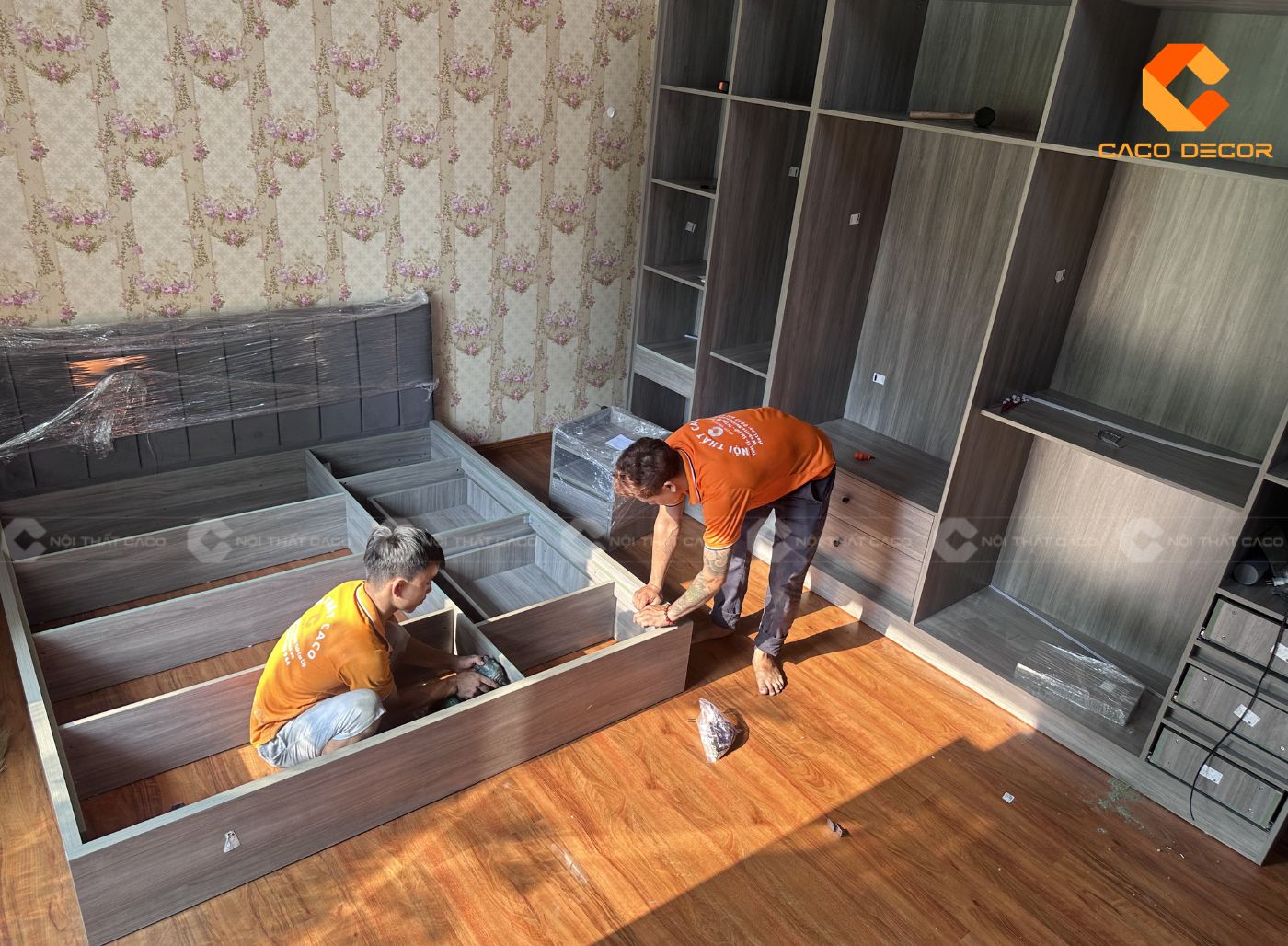 Nhân viên xưởng chuẩn bị bàn giao sản phẩm cho khách