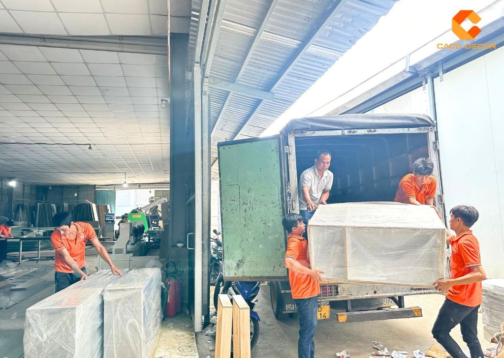 Nhân viên CaCo chuẩn bị giao sản phẩm đến tay khách hàng