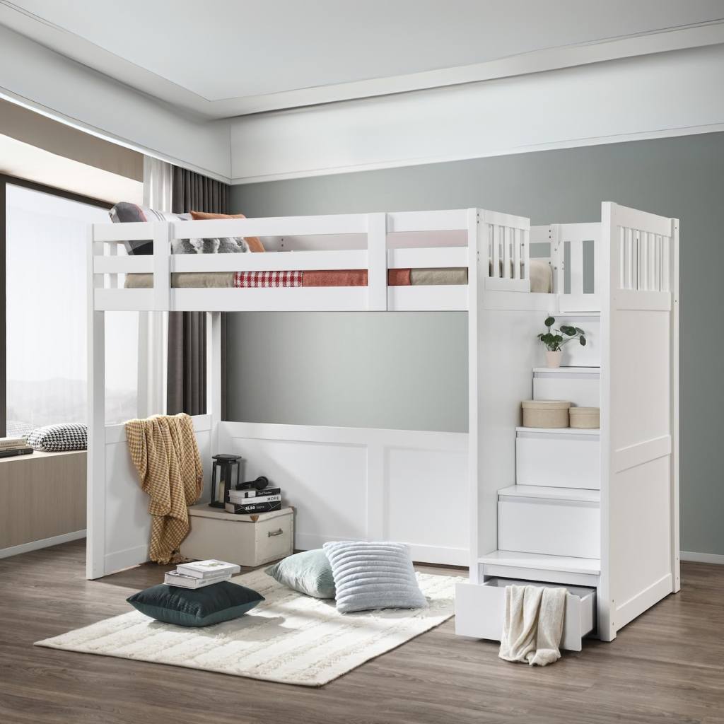 Giường tầng trẻ em có không gian trống cho bé để bàn