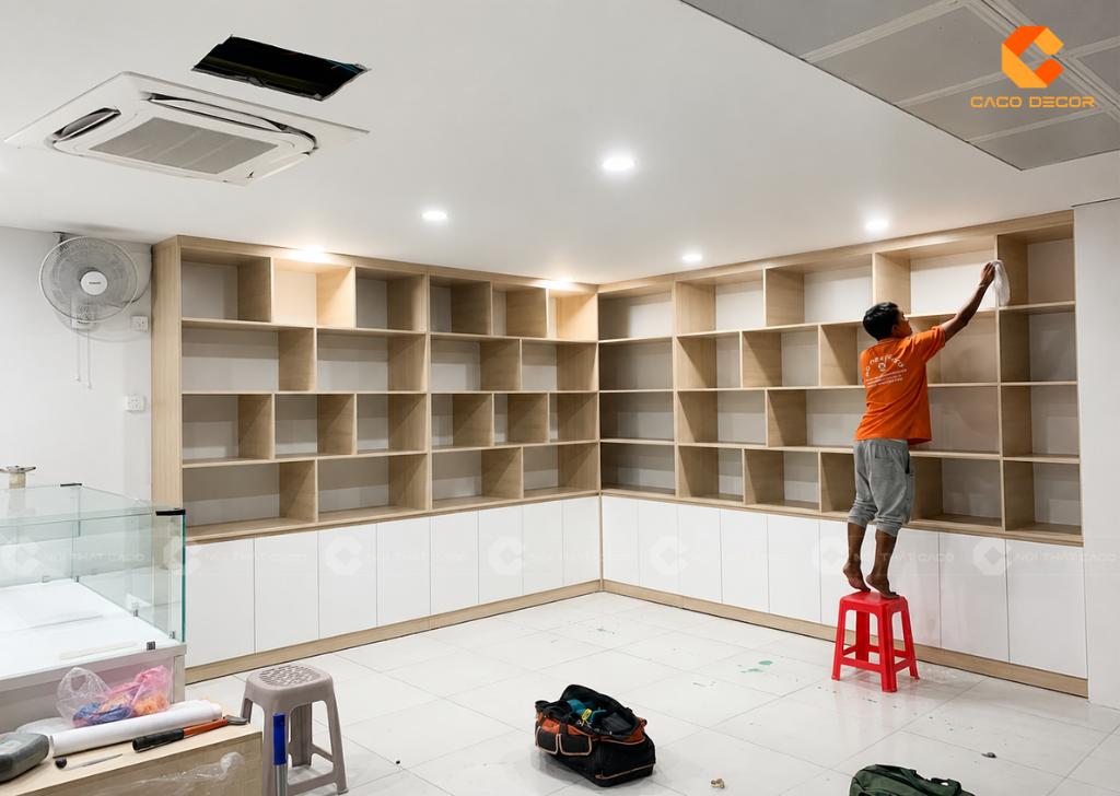 Hình ảnh thợ CaCo vệ sinh hoàn thiện trước khi bàn giao