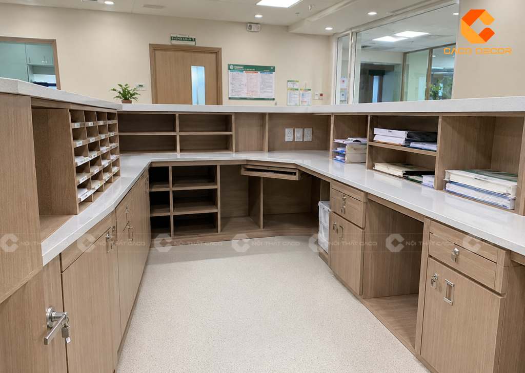 Bên trong quầy lễ tân bệnh viện chia hộc lưu trữ khoa học