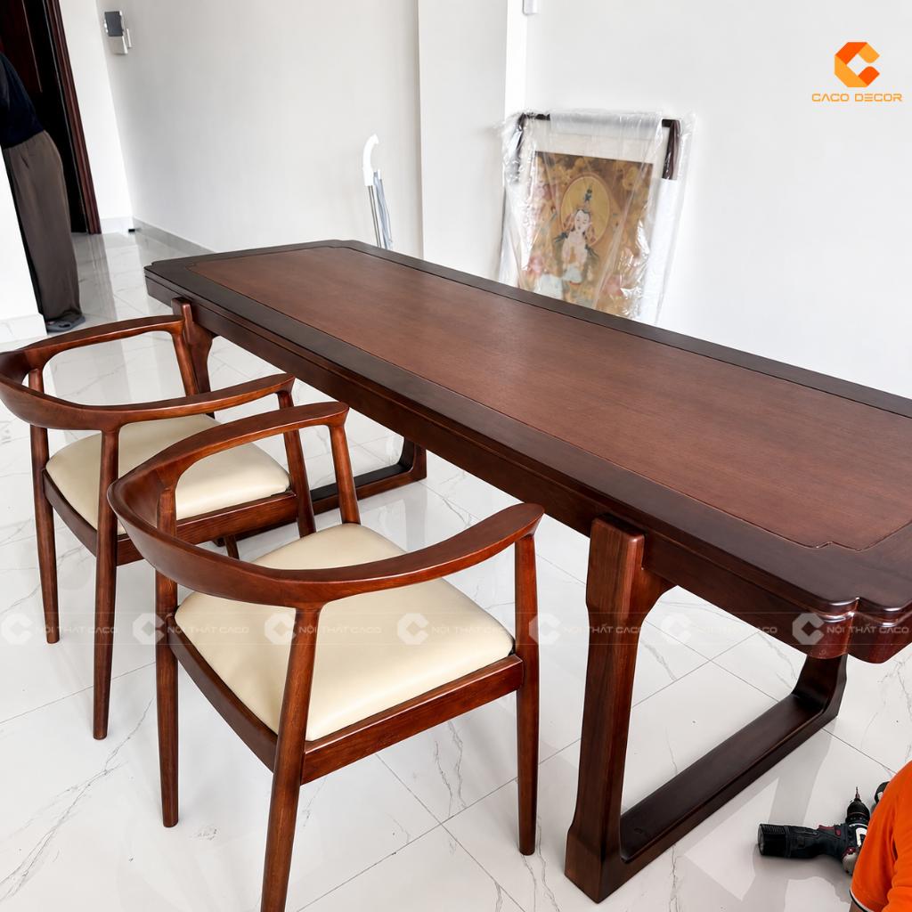 Cận cảnh mặt bàn ăn gỗ tự nhiên đóng hộp dày 8cm