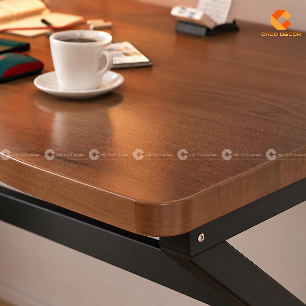 Chi tiết cạnh bo cong nhẵn mịn của bàn làm việc gỗ tự nhiên BLV050