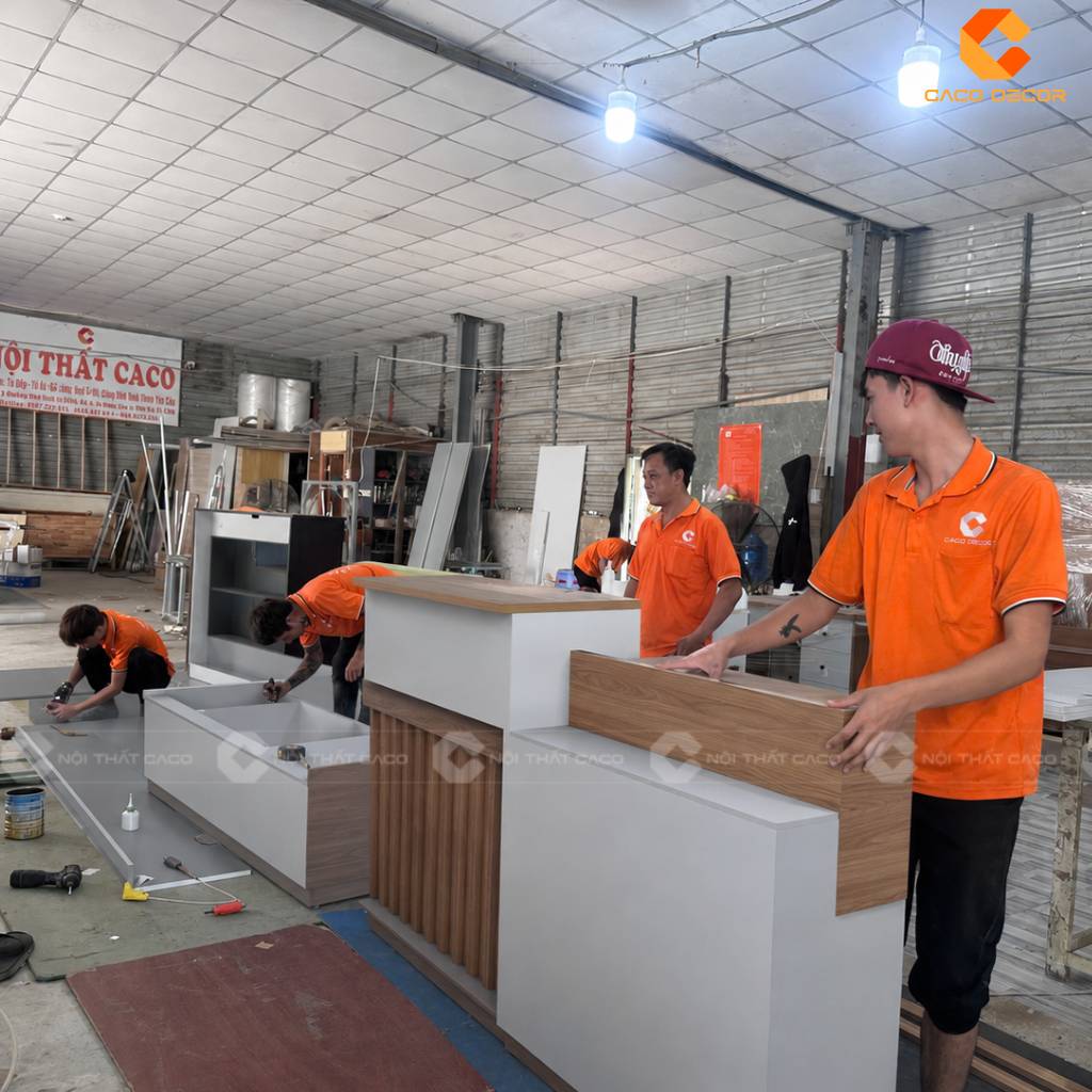 Đội ngũ thợ CaCo thi công quầy lễ tân 1m2