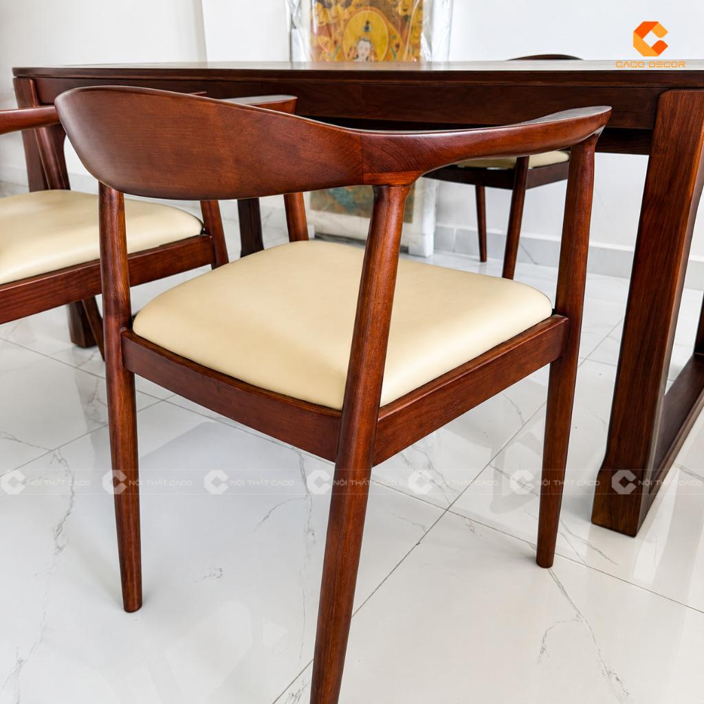 Cận cảnh ghế bàn ăn gỗ tự nhiên tay cong