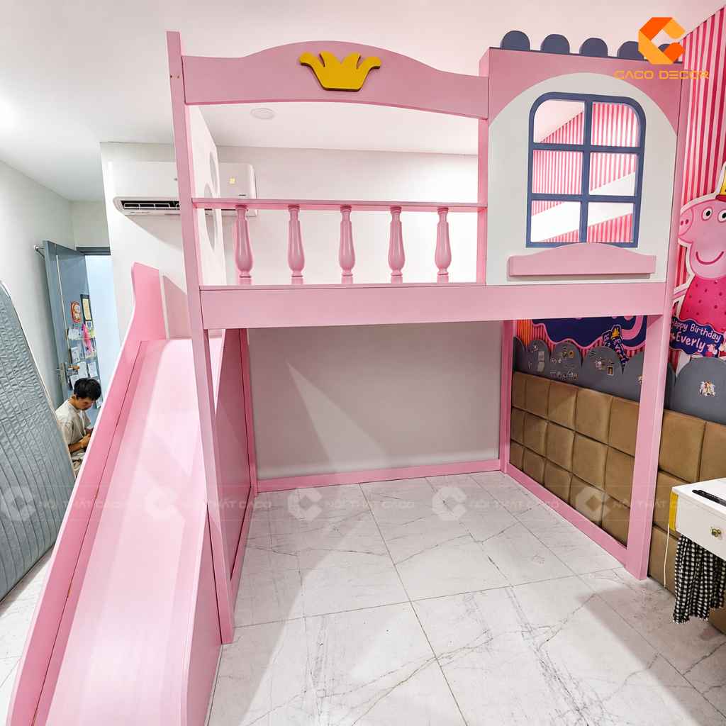 Mặt trước giường tầng cầu trượt màu hồng nhà chị Trang