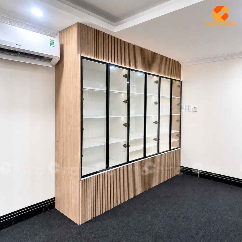 Góc nghiêng tủ trưng bày cánh kính khung nhôm đen tại Tân Bình