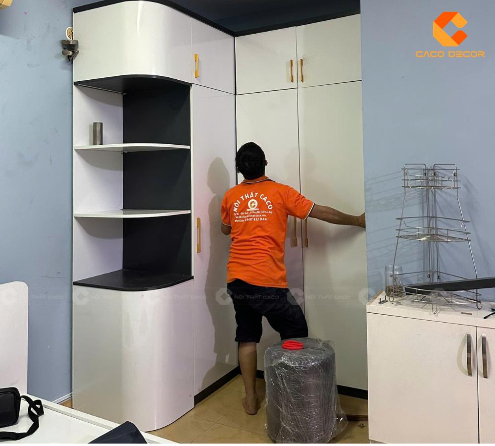 Thợ lắp đặt tủ quần áo tại nhà khách
