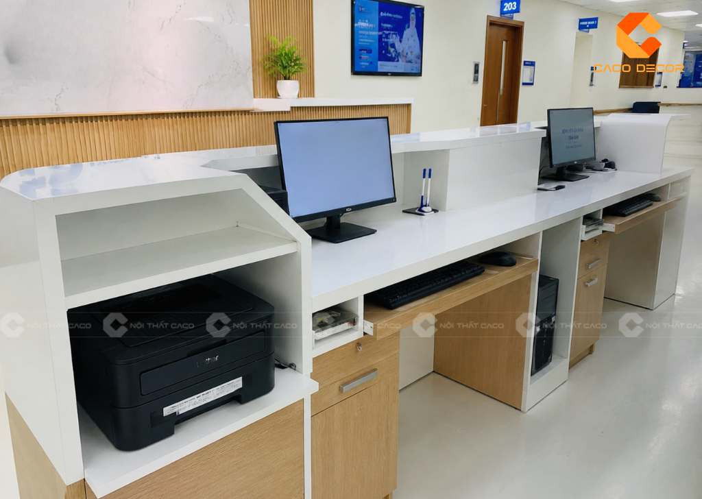 Khoang đặt máy tính và máy in bên trong quầy lễ tân