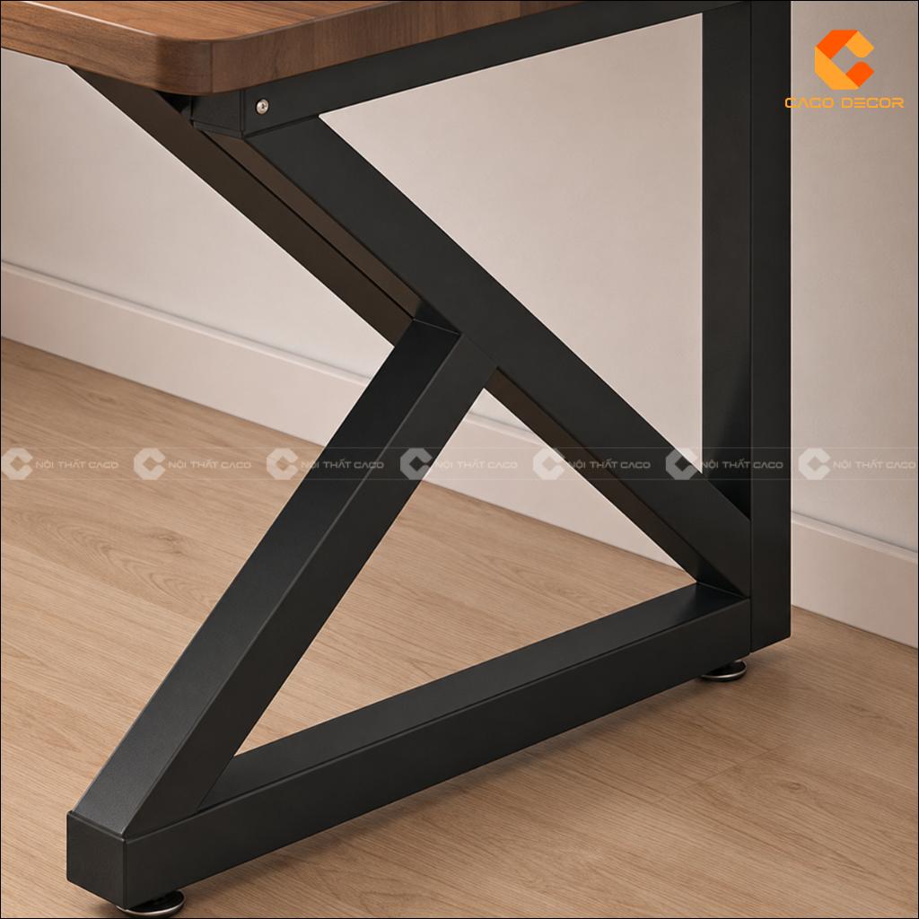 Khung chân sắt sơn đen chắc chắn của bàn làm việc BLV050
