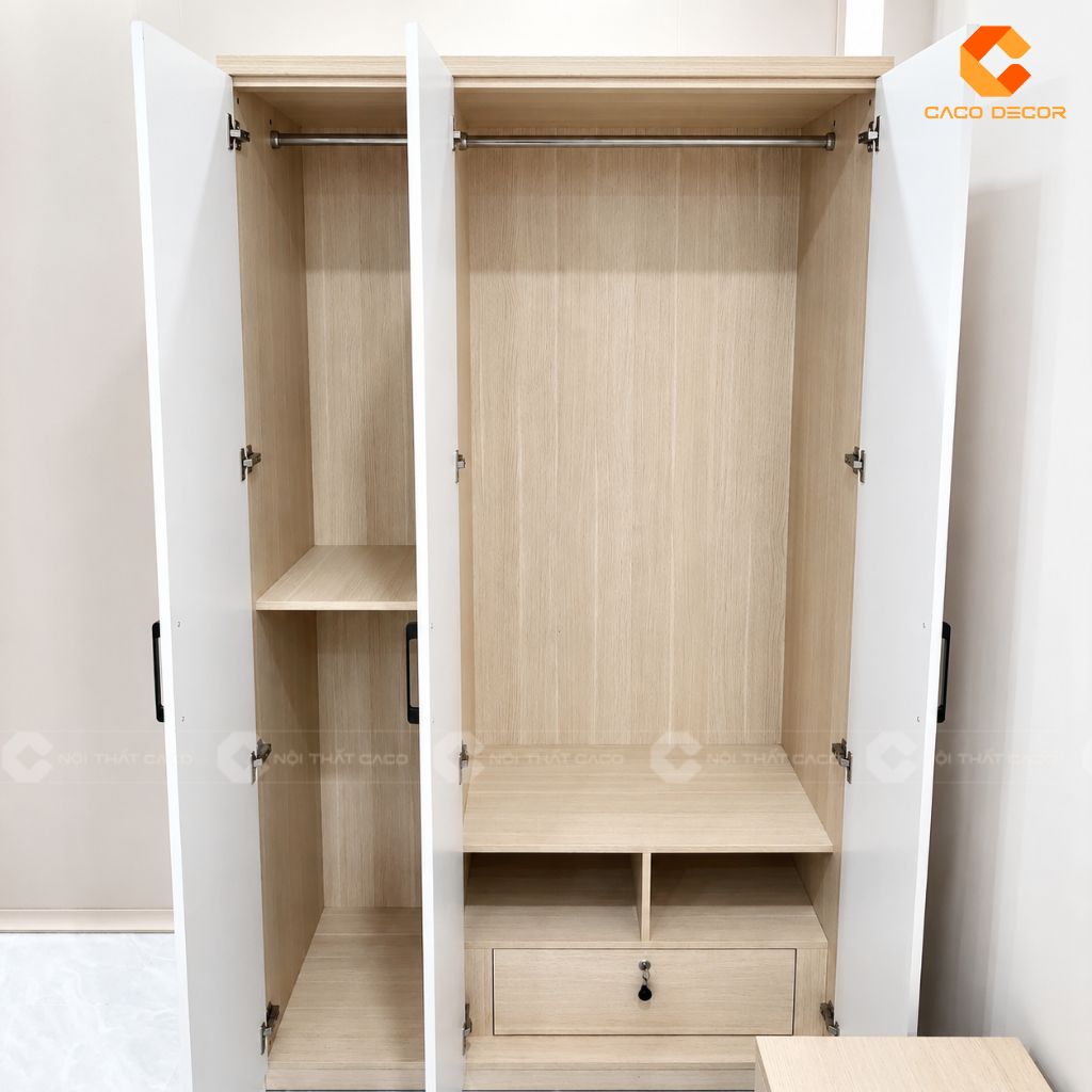 Bên trong tủ áo 3 cánh với khoang treo