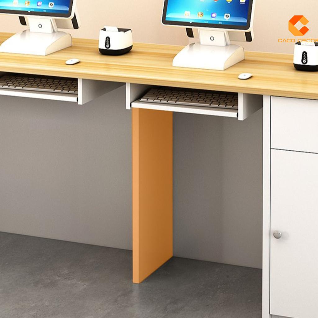 Khay bàn phím kéo dưới mặt bàn của quầy lễ tân
