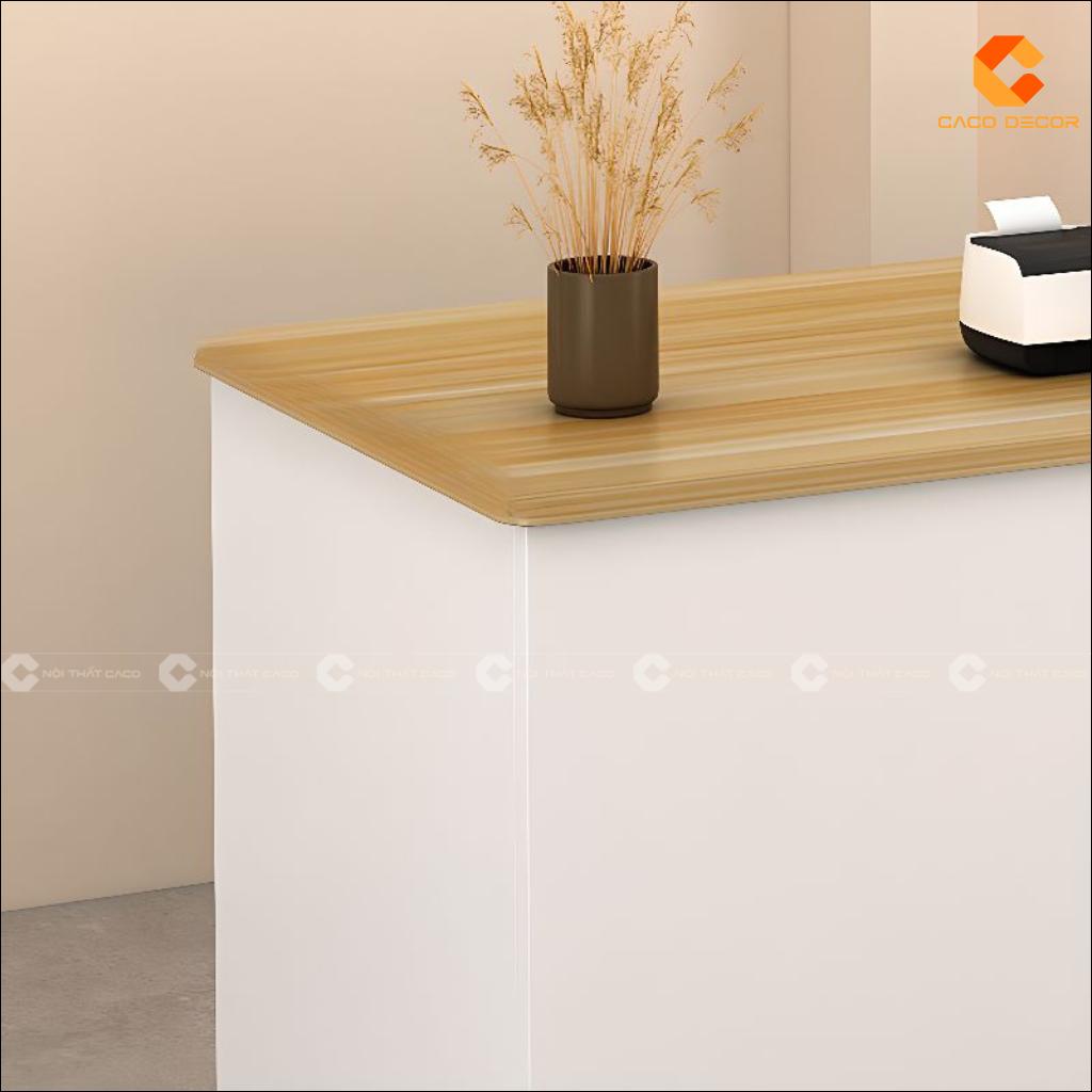 Cận cảnh mặt bàn vân gỗ sáng của quầy lễ tân