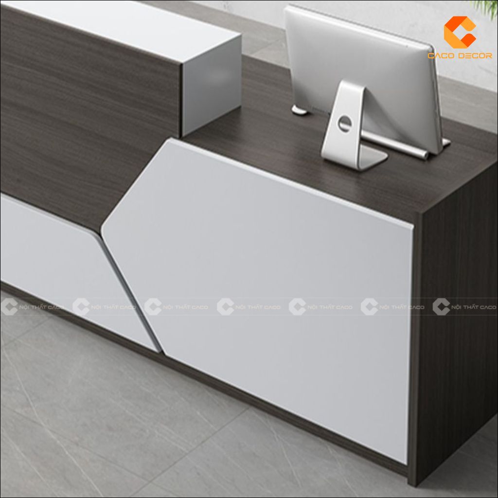 Cận cảnh mảng trắng hình học trên quầy lễ tân