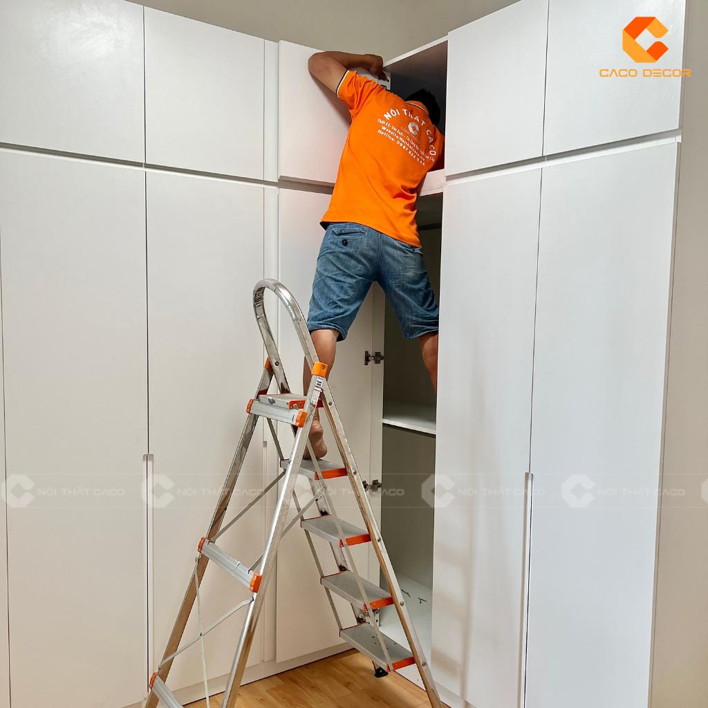 Hình thực tế thợ CaCo lắp đặt tủ quần áo tại nhà khách