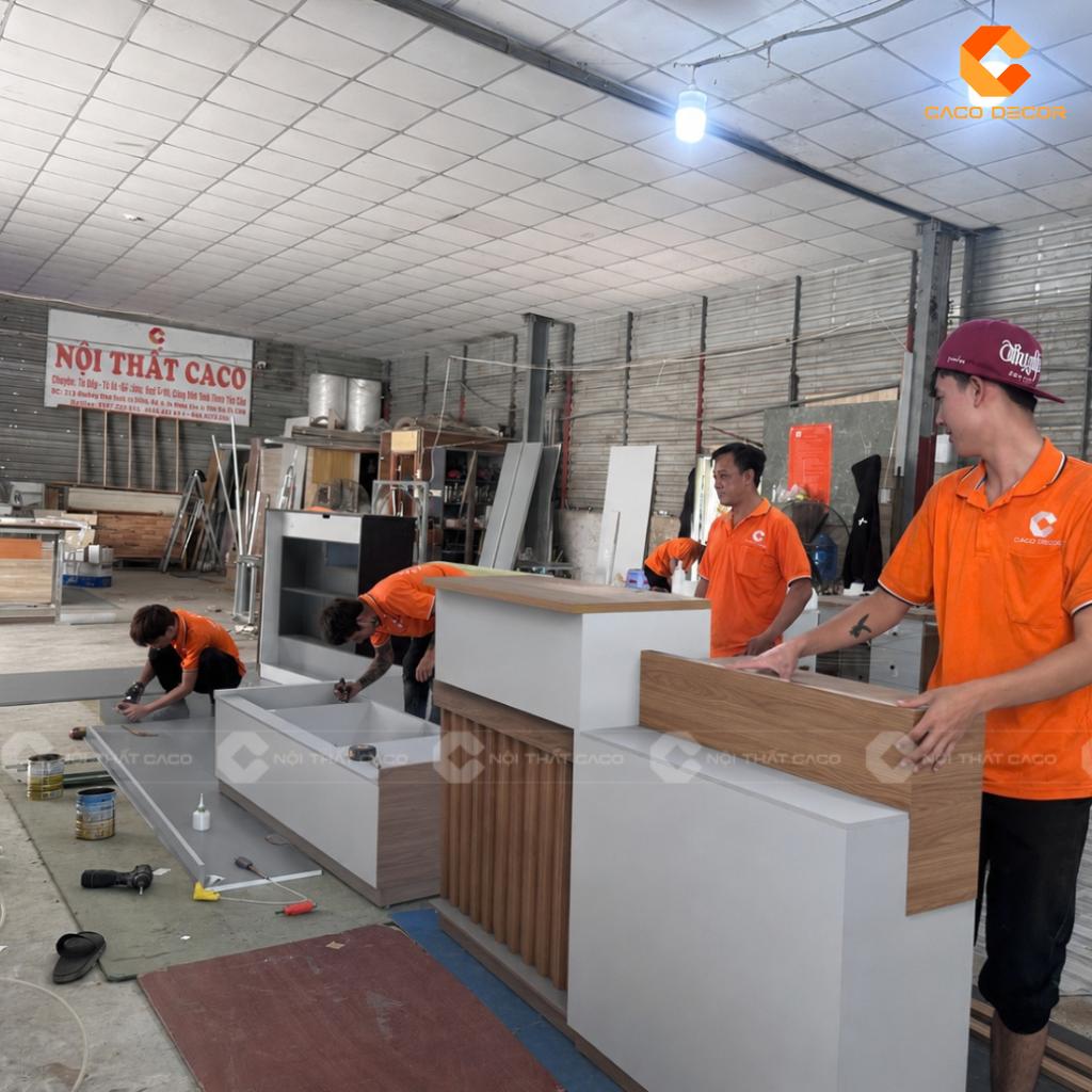 Thợ CaCo đang thực hiện gia công quầy lễ tân tại xưởng