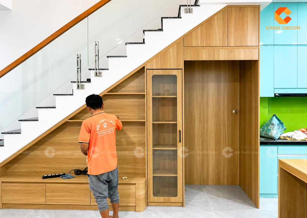 Tủ kệ gầm cầu thang vân gỗ thi công thực tế