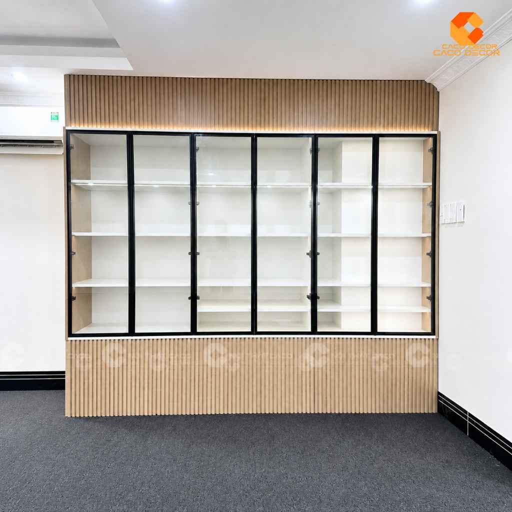 Tủ trưng bày cánh kính khung nhôm đen tích hợp đèn LED