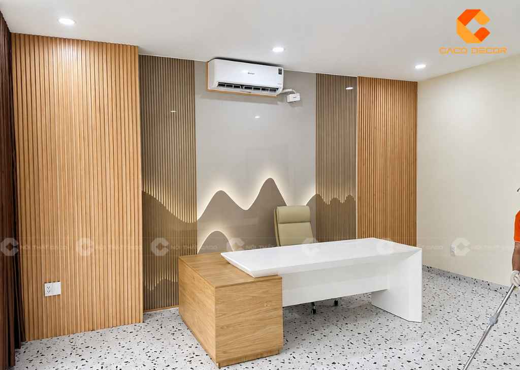 Bàn giám đốc phối trắng vân gỗ kết hợp vách trang trí hiện đại