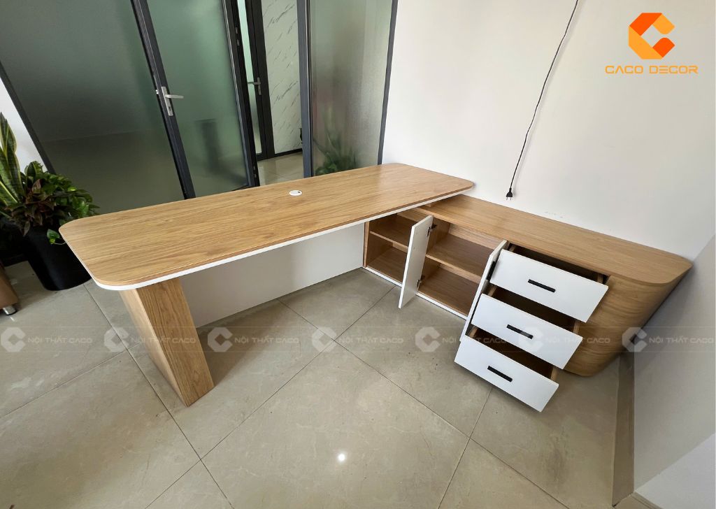 Bàn giám đốc được chụp thực tế tại công trình