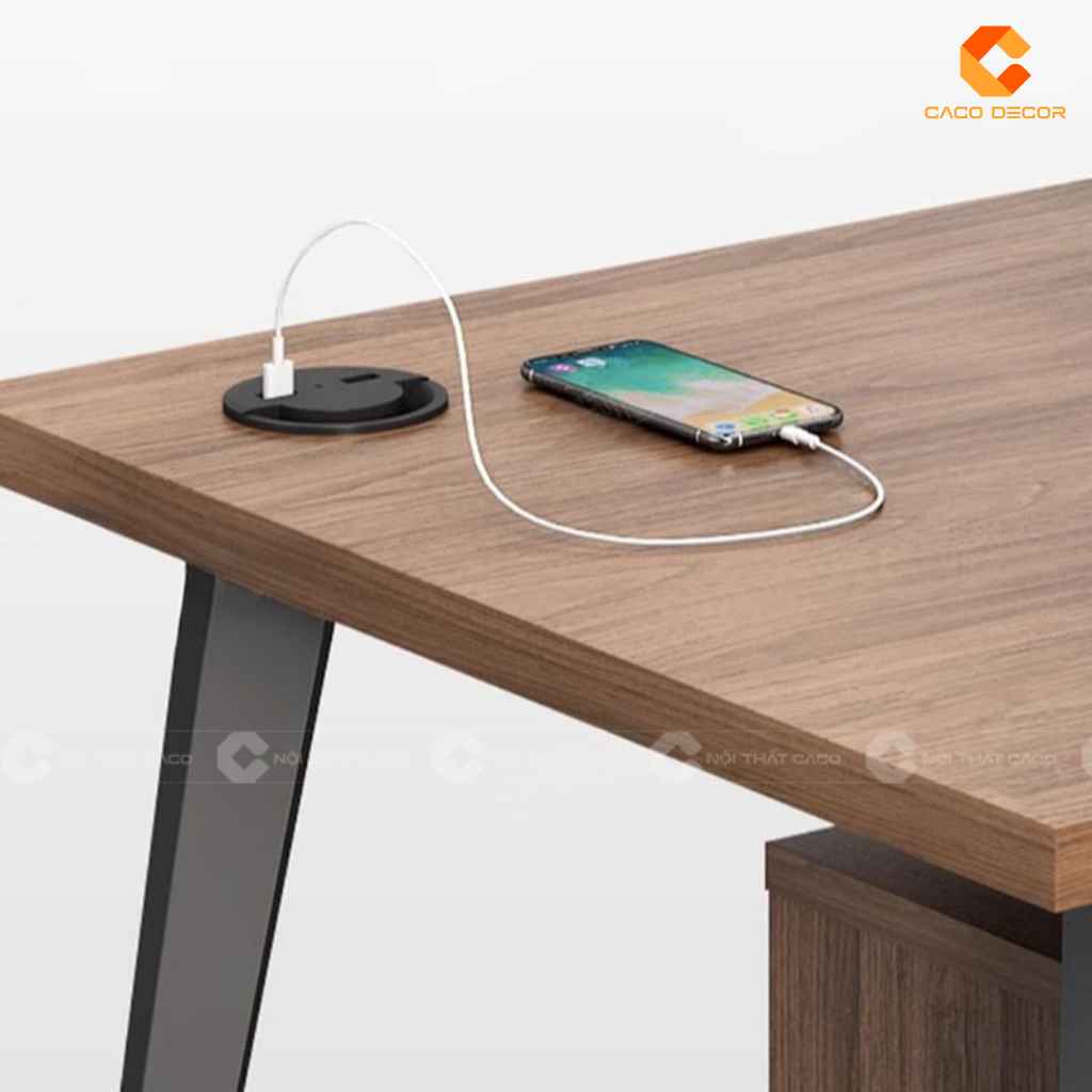 Cận cảnh lỗ luồn dây trên mặt bàn làm việc nhân viên BLVNV34