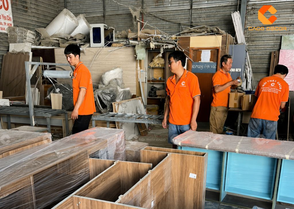 Hình ảnh đội ngũ thợ CaCo đóng hàng lên xe đi Đồng Nai