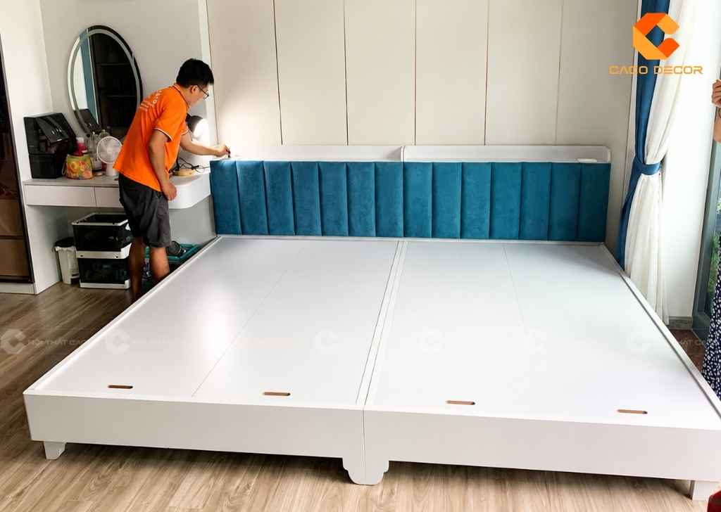  Thợ CaCo thi công giường ngủ king size thực tế tại nhà khách