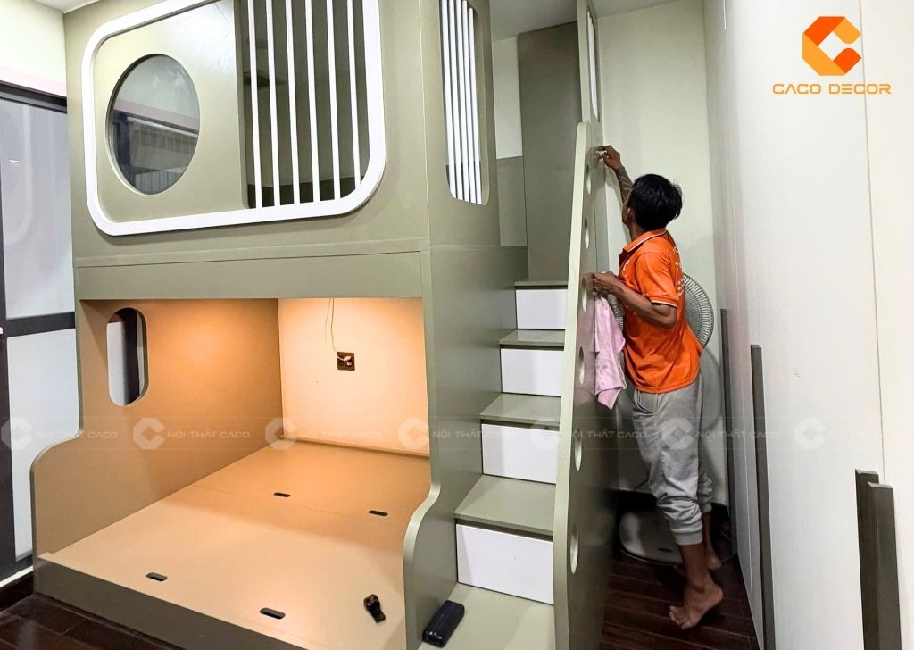 Hình thực tế thợ CaCo lắp đặt giường tầng tại nhà khách