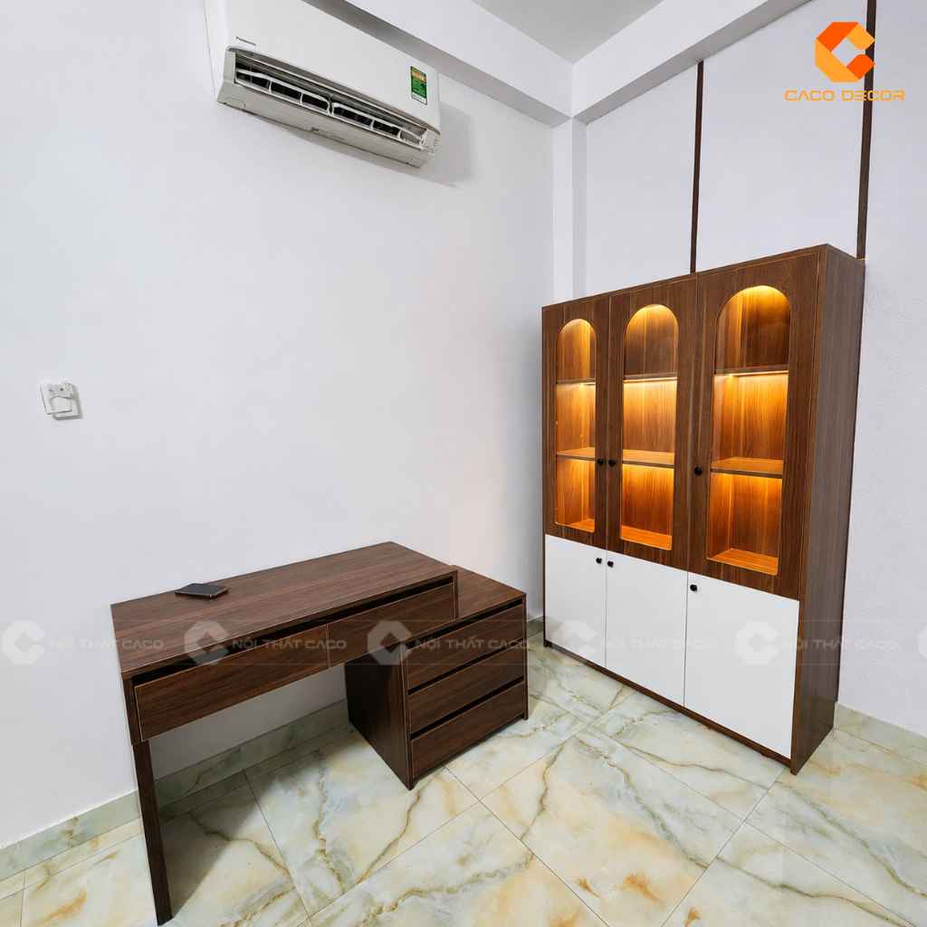 Không gian sau khi bàn giao tủ trưng bày và bàn trang điểm cho chị Hằng