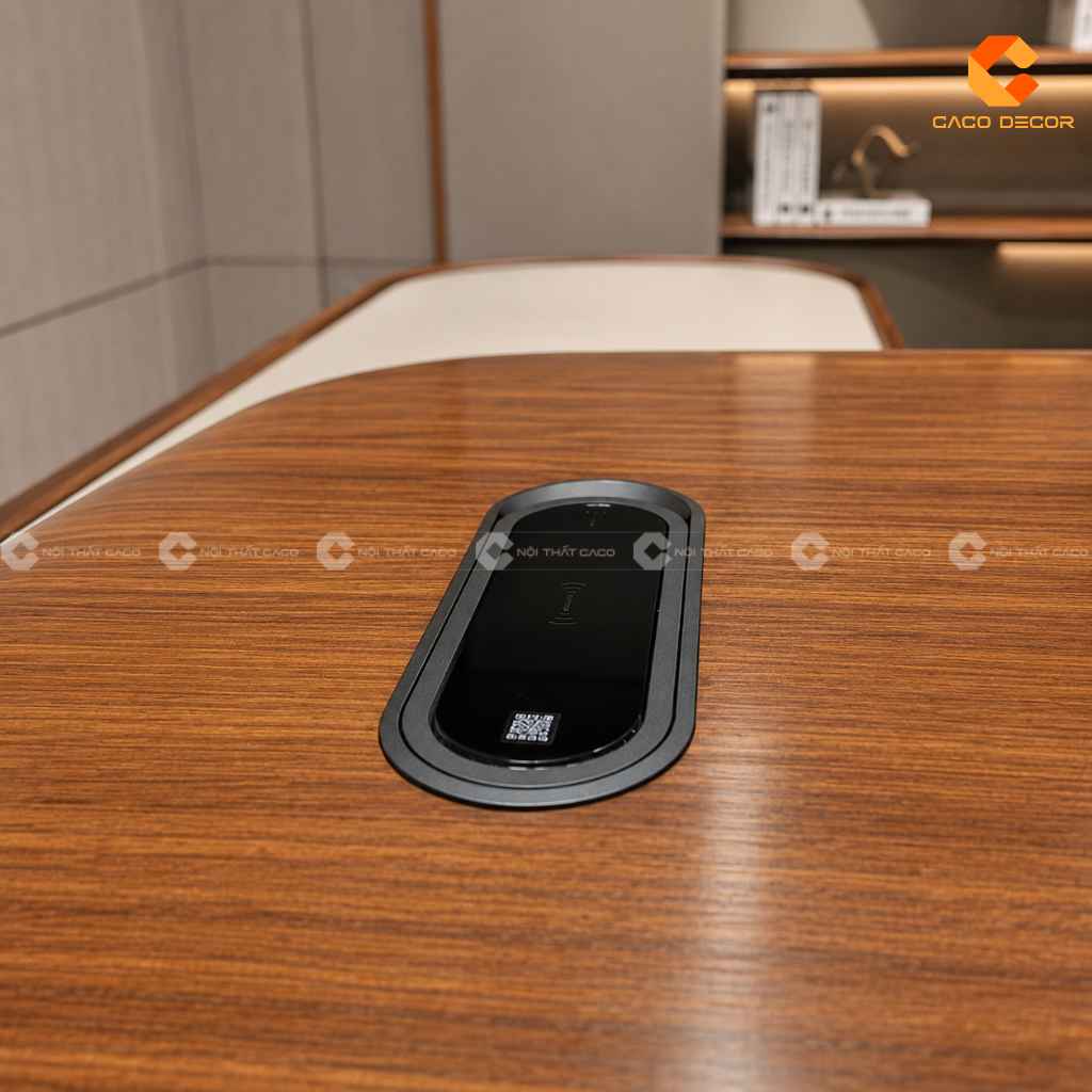 Chi tiết phụ kiện tích hợp trên mặt bàn giám đốc BGD069