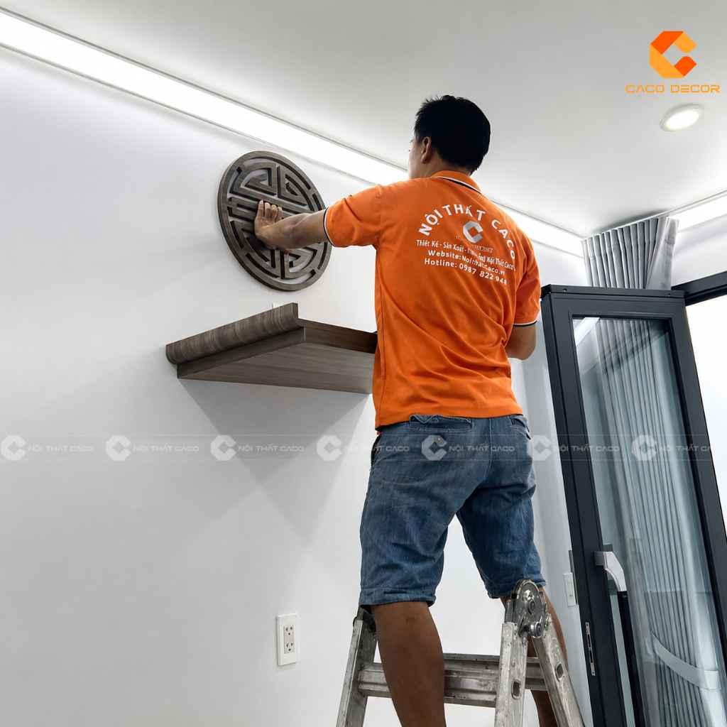 Thợ CaCo thi công lắp đặt bàn thờ treo cho chị Thúy Anh