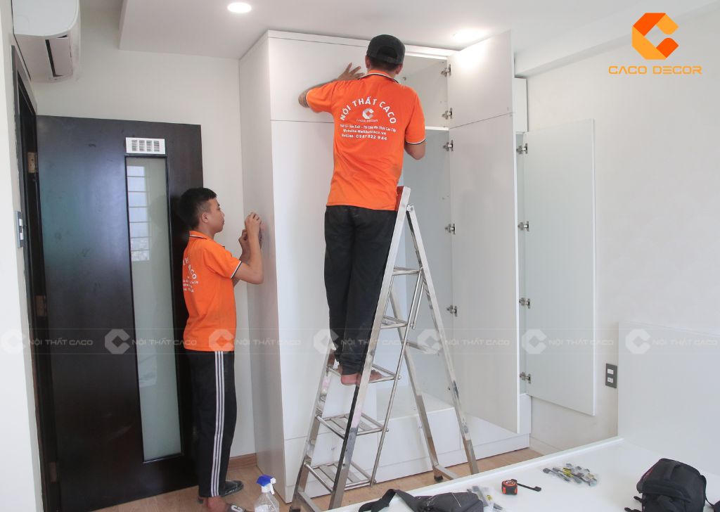 Hình thực tế thợ CaCo lắp đặt tủ quần áo tại nhà khách