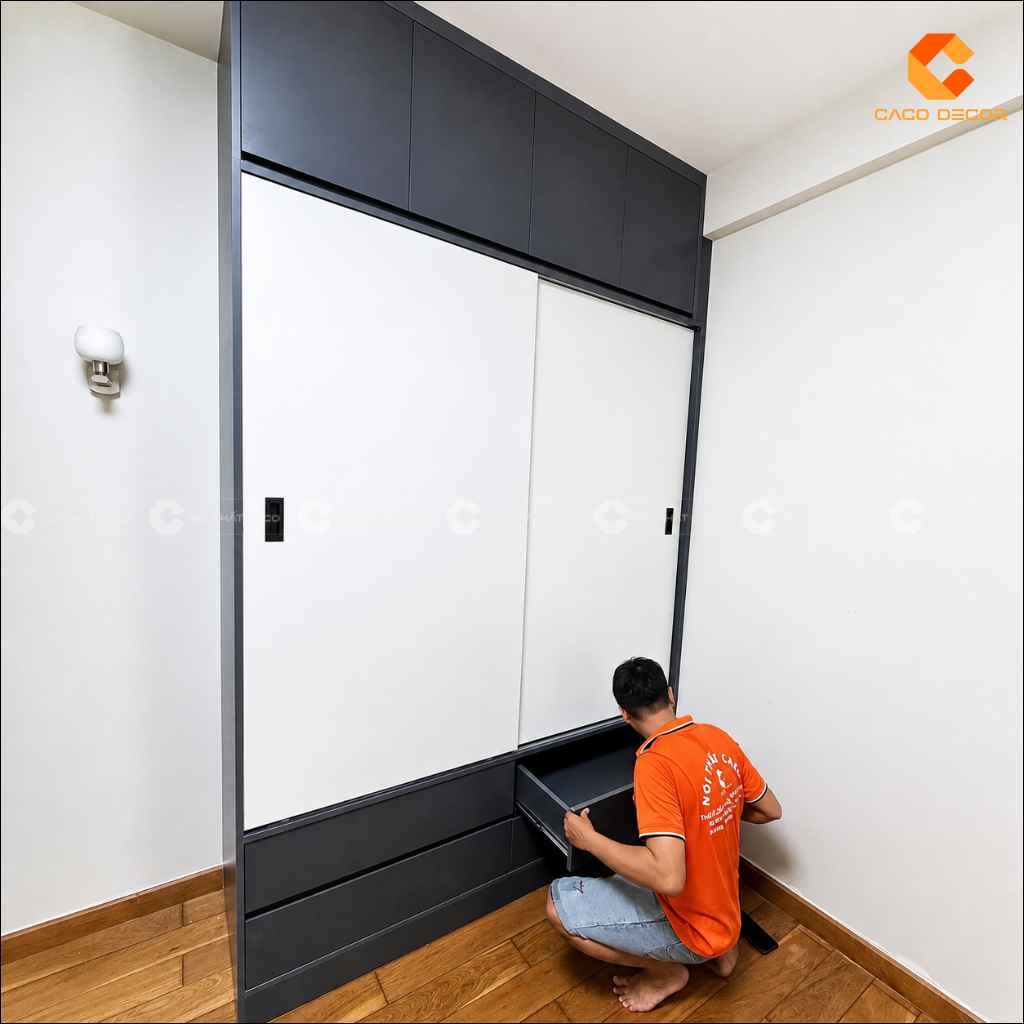 Thợ CaCo kiểm tra hộc kéo tủ quần áo cửa lùa tại công trình