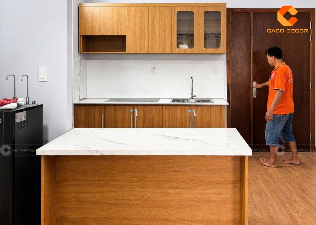 Phòng bếp chung cư ấn tượng với tủ bếp chữ I và bàn đảo