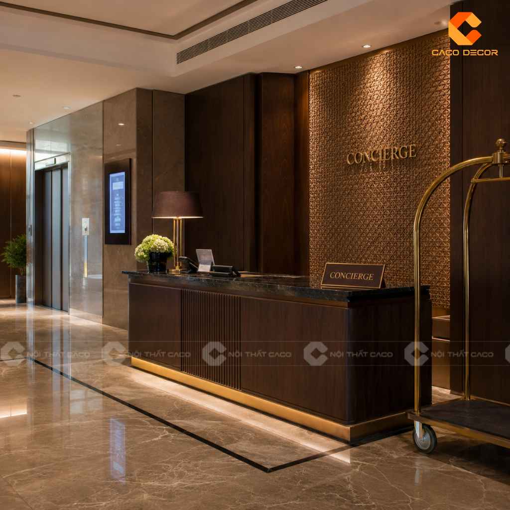 Khu vực concierge cạnh quầy lễ tân khách sạn